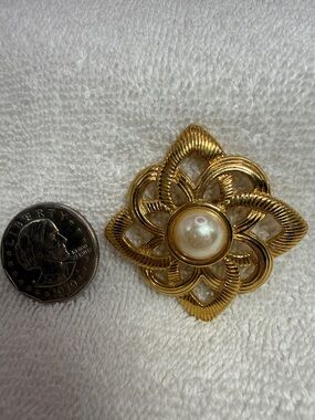 Avon Gold-Tone Celtic  Style Brooch with Faux Pearl
